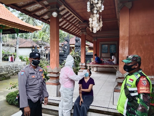 Bhabinkamtibmas Dampingi Giat Tracking Follow Up di Br. Undisan Kaja, Desa Undisan Tembuku