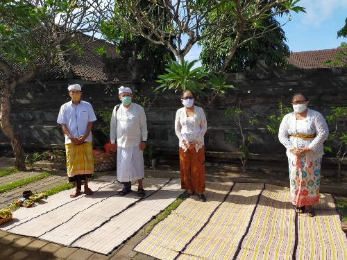 Ikuti Prokes, SMA 5 Denpasar Laksanakan Persembahyangan Hari Raya Saraswati dan Piodalan Pura Sekolah