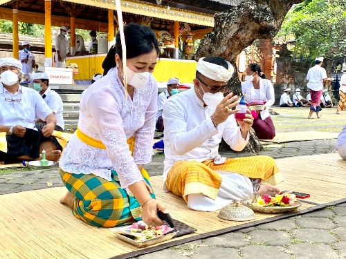 Jaya Negara Hadiri Persembahyangan Saraswati di Pura Jagatnatha, Harapkan Sekolah Tatap Muka Bisa Segera Terialisasikan