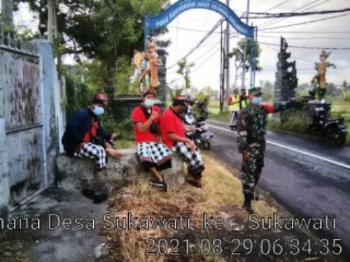 Pastikan tidak Ada Warga Melukat di Pantai, Polsek Sukawati Lakukan Penutupan