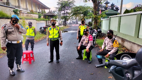 Cegah Gangguan Kamtibmas, Polsek Blahbatuh Lakukan Penutupan Sementara Akses Jalan ke Pantai