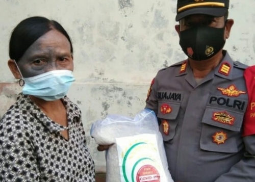 Semangat 45 di Hari Kemerdekaan RI, Bhabinkamtibmas Tetap Bersemangat Salurkan Bansos