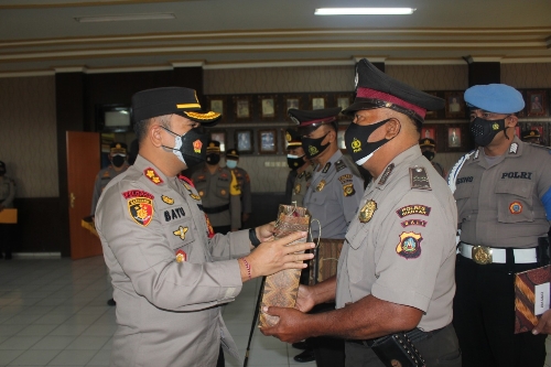 Kapolres Gianyar Pimpin Upacara Kenaikan Pangkat dan Pelepasan Personel