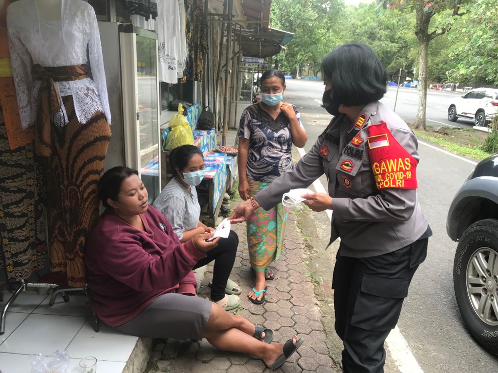 Kapolsek Tampaksiring bagikan Masker kepada Pedagang di Obyek Wisata Pura Tirta Empul