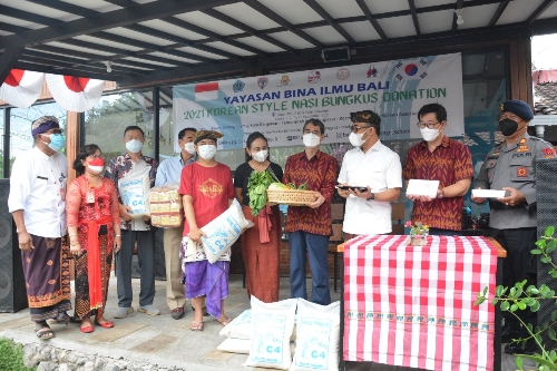 Ajak Kolaborasi Melalui Konsep “Menyama Braya”, Jaya Negara Terima Bantuan Yayasan Bina Ilmu di Dapur Umum