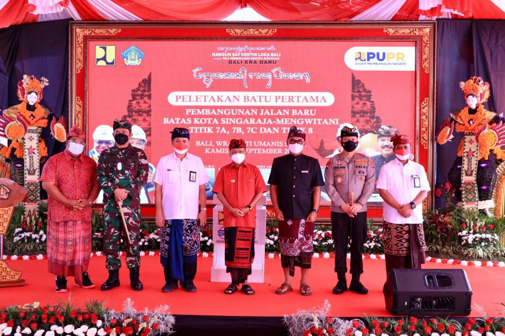 Gubernur Koster Melakukan Peletakan Batu Pertama Pembangunan Jalan Shortcut Titik 7 dan 8