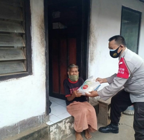 Bantu Masyarakat Kurang Mampu, Bhabinkamtibmas Terus Salurkan Bansos dari Kapolri