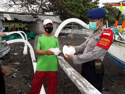 Satuan Polairud Polres Karangasem Laksanakan Patroli Sambil bagikan Masker