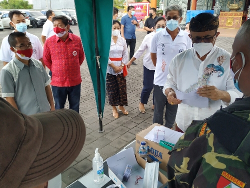 Wali Kota Jaya Negara Tinjau Vaksinasi Covid-19 di Vihara Satya Dharma Benoa