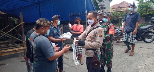 Bhabinkamtibmas Bagikan Masker Cegah Penyebaran Covid-19