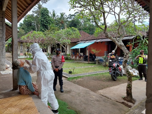 Bersama Babinsa, Bhabinkamtibmas Dampingi Pelaksanaan Tracing