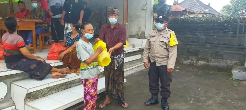 Polsek Marga bersama Bendesa Adat Bayan Serahkan Sembako kepada Warga Kurang Mampu