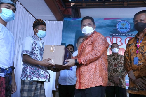 Kepala BNN RI Serahkan Ratusan Paket Sembako Saat Kunker di Karangasem