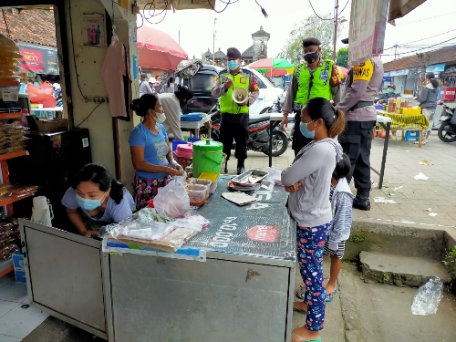 Polsek Ubud Terus Galakkan Himbauan Prokes 5M Sasar Pasar Tradisional