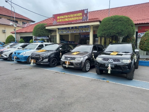 Hari Raya Tumpek Landep Polres Karangasem Upacarai Senjata dan Mobil Dinas