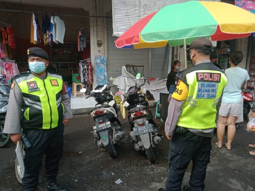 Rawan Pelanggaran Prokes, Bhabinkamtibmas Berikan Himbauan di Tempat Upacara Agama