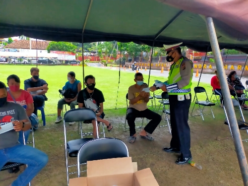 Sat Lantas Polres Gianyar Bagikan Masker Saat Pelaksanaan Vaksinasi