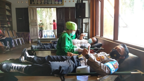 Polsek Ubud Ikuti Bakti Kesehatan Donor Darah di Aula Kantor Desa Peliatan