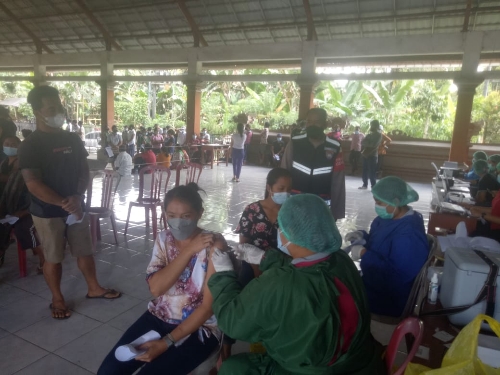 Bhabinkamtibmas Desa Peninjoan Dampingi Tim Medis Laksanakan Vaksin