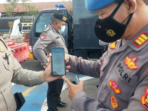 Bhabinkamtibmas bersama Staf Kelurahan Salurkan Bantuan Sosial