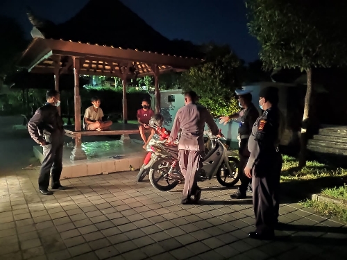 Jaga Stabilitas Keamanan di Akhir Pekan Satuan Samapta Polres Karangasem Gelar Gebug Sindu Light