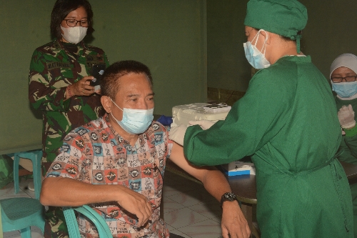 Kodam IX/Udayana Gelar Vaksinasi Door to Door bagi Lansia