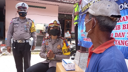 Satlantas Polres Gianyar Kembali Bagikan Paket Sembako