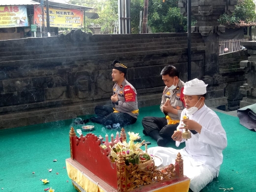 Personil Polres Karangasem Laksanakan Persembahyangan bersama