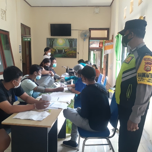 Bhabinkamtibmas Laksanakan Pengamanan dan Pemantauan Vaksinasi Susulan