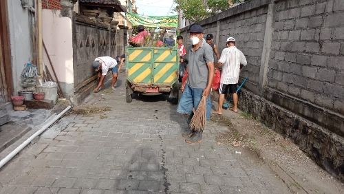 Antisipasi Banjir dan Wabah DBD, Kelurahan Sesetan Gencarkan Gotong Royong Kebersihan Lingkungan