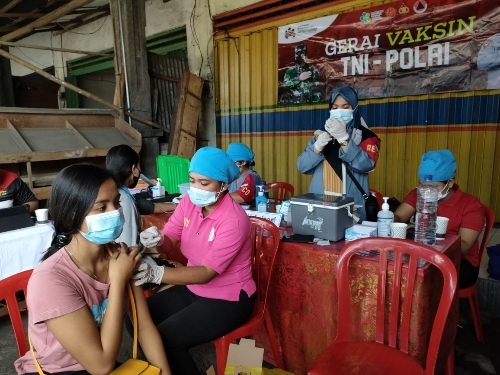 Gerai Vaksinasi Presisi Polres Karangasem Melayani Masyarakat Umum untuk Divaksin