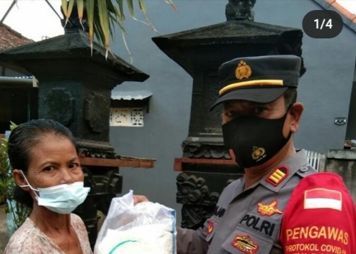 Salurkan Bansos Kapolri kepada Masyarakat Kurang Mampu, Kapolsek dan Bhabinkamtibmas Bersinergi