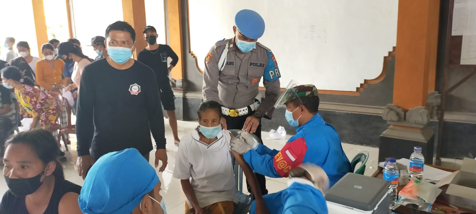 Polsek Tembuku Bantu Percepat Pencapaian Vaksinasi di Desa Jehem Tembuku Bangli