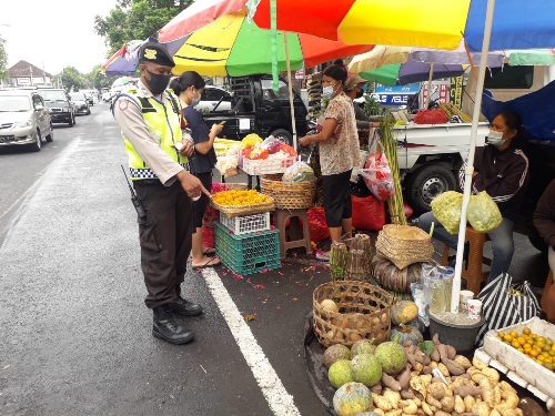 Polres Gianyar Beri Himbauan di Pasar Lama Gianyar