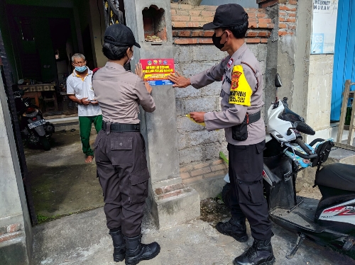 Tim Tracer Puskesmas Gianyar bersama Bhabinkamtibmas Desa Tegal Tugu Tracing Warga Terkonfirmasi Positif Covid-19