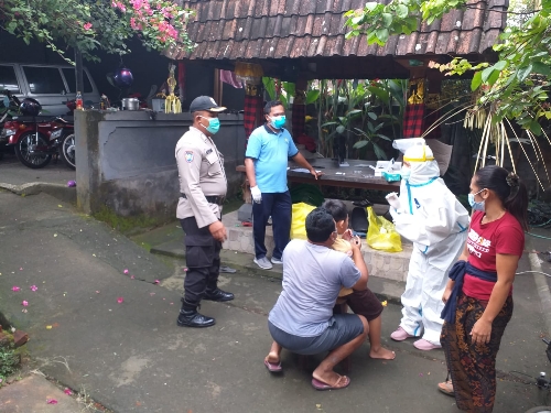Satgas Tangguh Dewata bersama Babinkamtibmas Laksanakan Tracing, Pendataan dan Pencegahan Penyebaran Covid-19