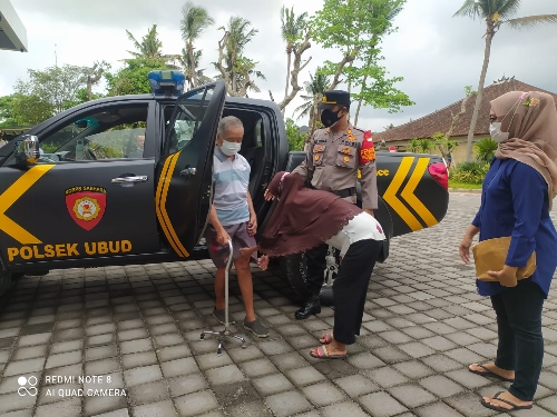 Percepat Vaksinasi Nasional, Kapolsek Ubud jemput Warga Lansia untuk melaksanakan Vaksin