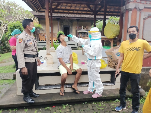 Antisipasi Penyebaran COVID-19, Bhabinkamtibmas dan Satgas terpadu laksanakan Tracing