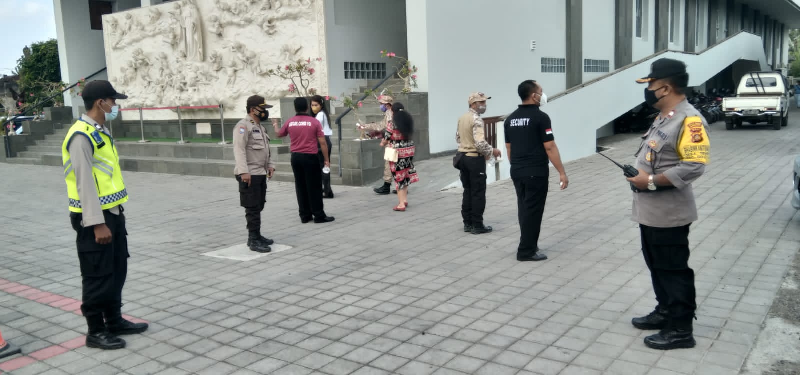 Ibadah Minggu Umat Katolik Gereja Santa Maria Ratu Rosari, Polres Gianyar Himbau Jemaat Tetap Taati Protokol Kesehatan