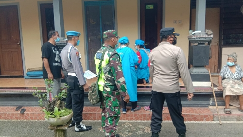 Kapolsek Tembuku Pimpin Pelayanan Vaksinasi Door to Door bagi Warga Lansia dan Berkebutuhan Khusus