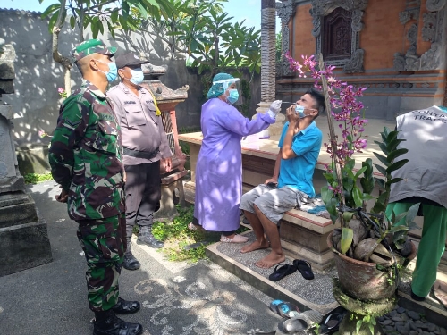 Tracing Warga, Bhabinkamtibmas Bersama Babinsa Dan Puskesmas Terjun Langsung Laksanakan Tracer