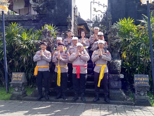Kapolres dan Waka Polres Karangasem Dampingi Karo SDM Sembahyang di Pura Agung Besakih