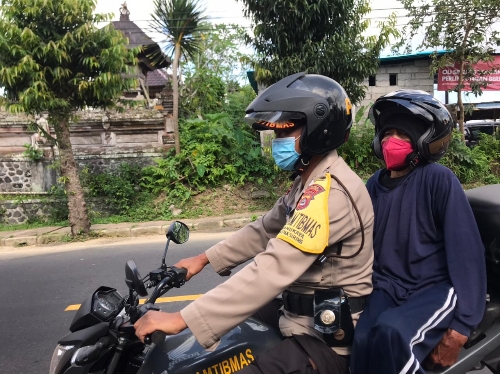 Personel Bhabinkamtibmas Polsek Tampaksiring Antar Jemput Lansia untuk Divaksin