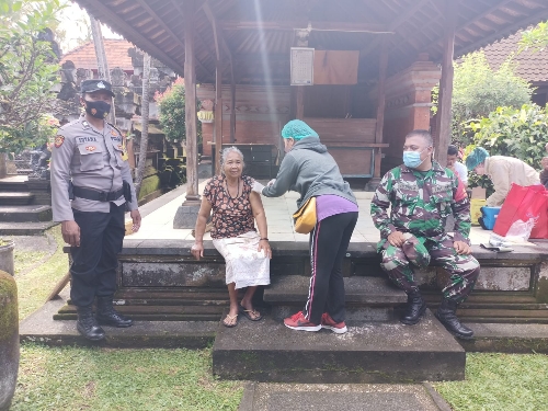 Sasar Lansia, Bhabinkamtibmas Dampingi Vaksinator Gelar Vaksinasi Door to Door