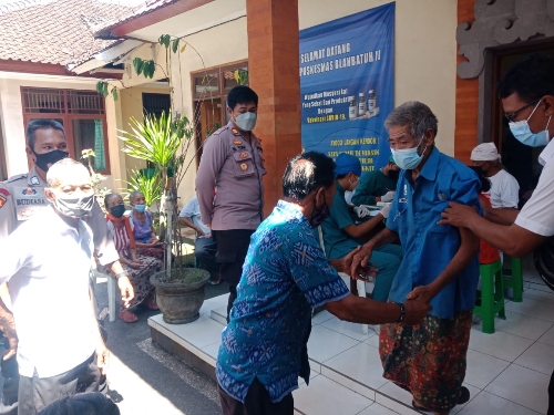Polsek Blahbatuh Pelayanan SIAGA Lansia Ikuti Vaksinasi