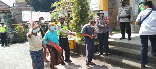 Kapolsek Tampaksiring Jemput Langsung dan Pantau Giat Vaksinasi Para Lansia