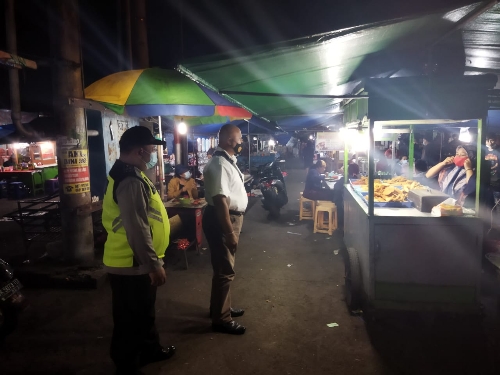 Polsek Rendang Laksanakan Kegiatan Edukasi dan Himbau Pedagang dan Pengunjung di Pasar Sengol