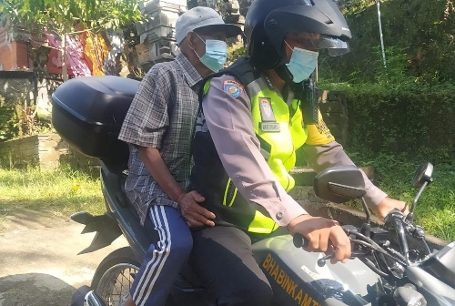 Bhabinkamtibmas Pejeng Kangin Jemput Para Lansia untuk Divaksin