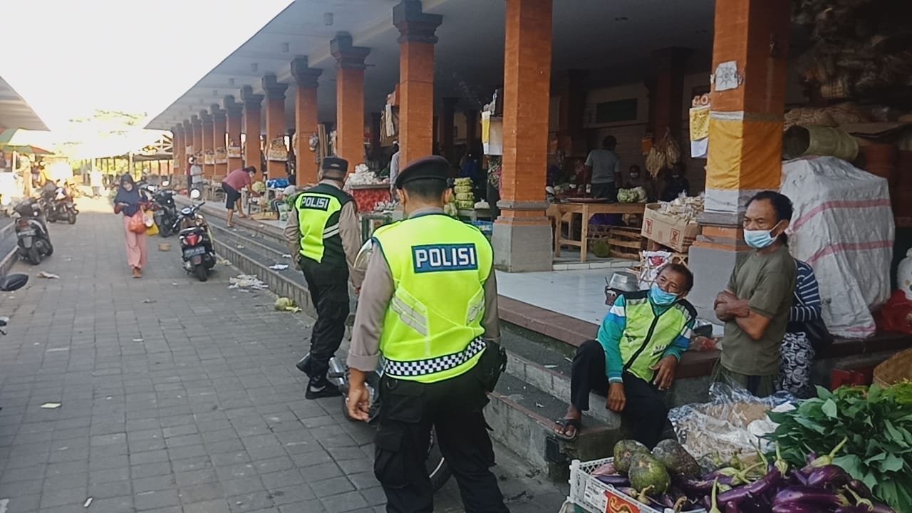 Polsek Blahbatuh Laksanakan Operasi Yustisi Prokes di Pasar Tradisional