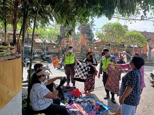 Polres Gianyar Himbau Pengunjung dan Pedagang di Pasar Pengosekan Agar Taati Prokes